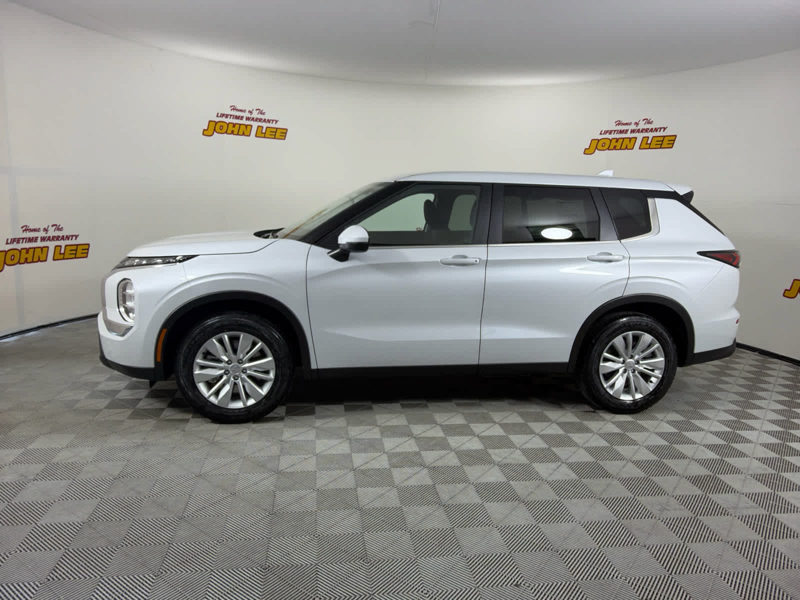 New 2026 Mitsubishi Outlander ES FWD image 2