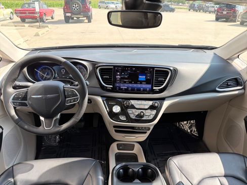 Used 2023 Chrysler Pacifica Touring-L FWD image 30