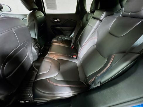 Used 2019 Jeep Cherokee Trailhawk image 22