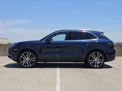 Certified 2025 Porsche Cayenne AWD/4WD image 2