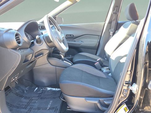 Used 2018 Nissan Kicks S image 13