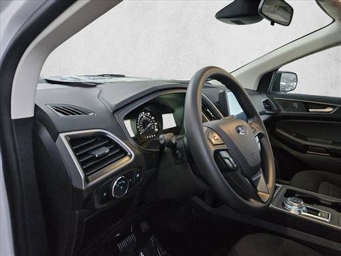 Used 2024 Ford Edge SE image 3