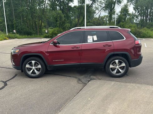 Used 2019 Jeep Cherokee Limited w/ Luxury Group AWD/4WD image 2