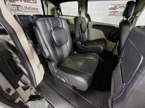 Used 2019 Dodge Grand Caravan SXT image 29