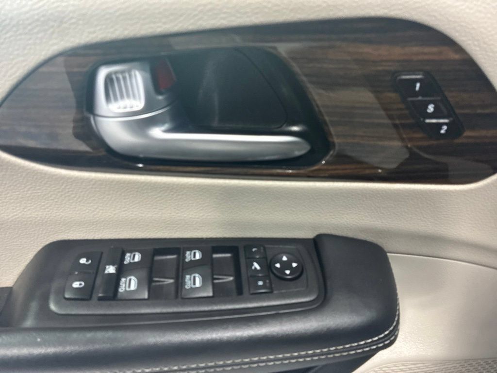 Used 2023 Chrysler Pacifica Limited FWD image 17