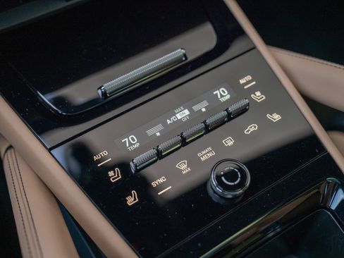 Certified 2025 Porsche Cayenne GTS AWD/4WD image 21
