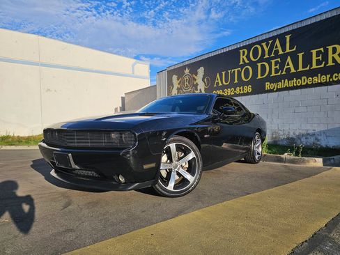 Used 2014 Dodge Challenger SXT RWD image 1
