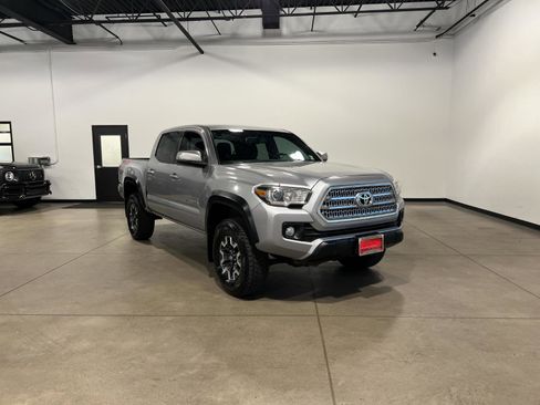Used 2016 Toyota Tacoma TRD Off-Road image 1