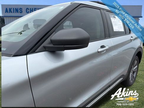 Used 2025 Ford Explorer Active w/ Active Comfort Package image 2