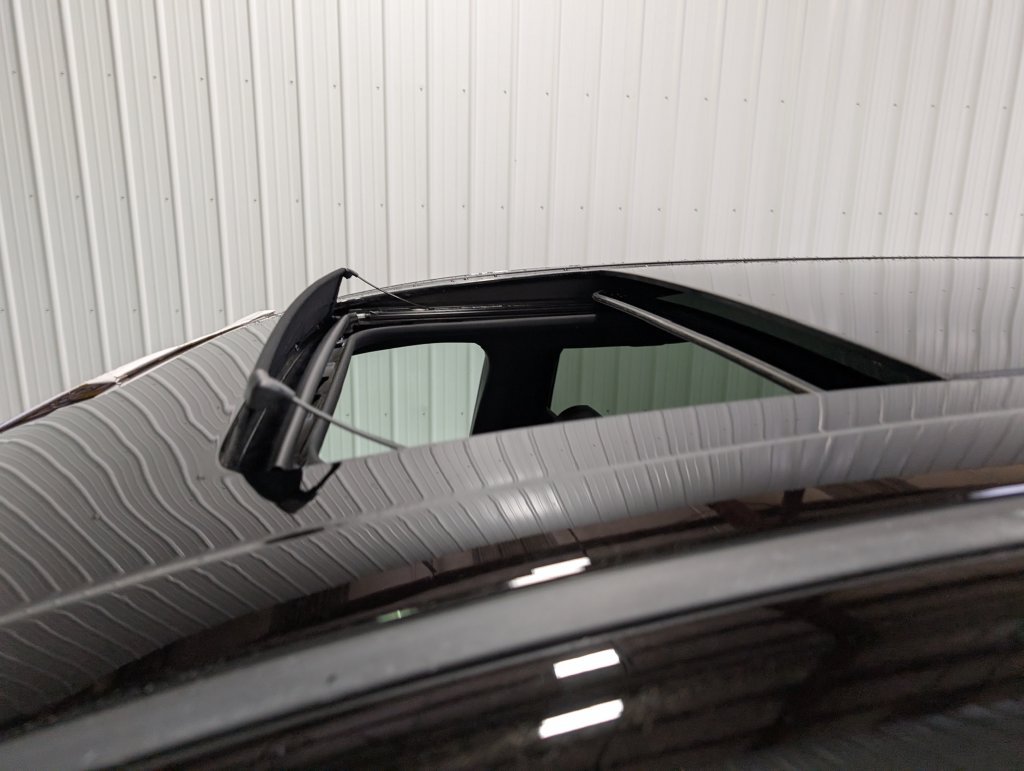Used 2027 Chrysler Pacifica Limited FWD image 8