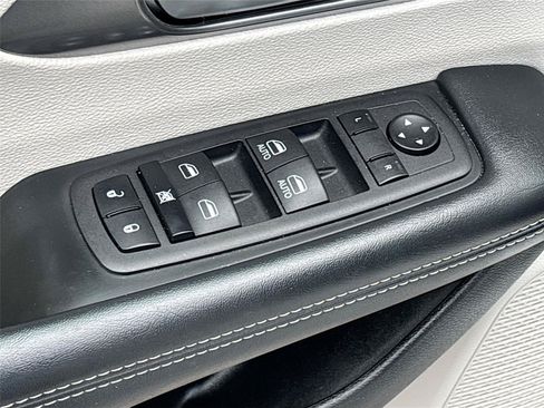 Used 2023 Chrysler Pacifica Touring-L FWD image 17