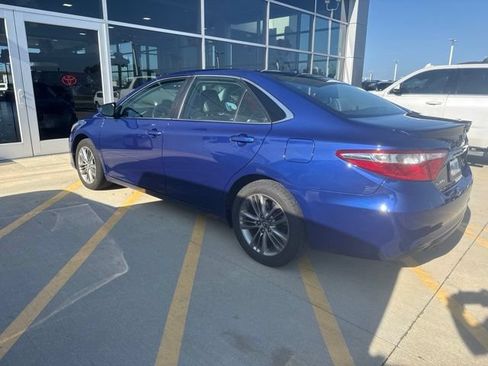 Used 2015 Toyota Camry SE w/ Moonroof Package FWD image 2