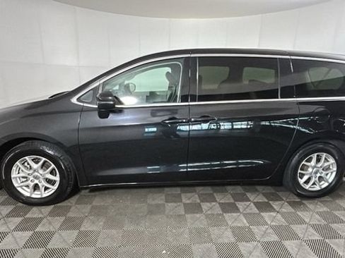 Used 2023 Chrysler Pacifica Touring-L FWD image 5