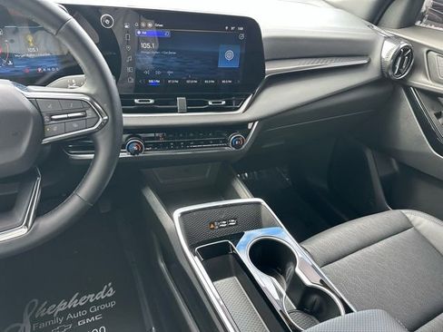 Used 2025 Chevrolet Equinox LT w/ Convenience Package II image 19