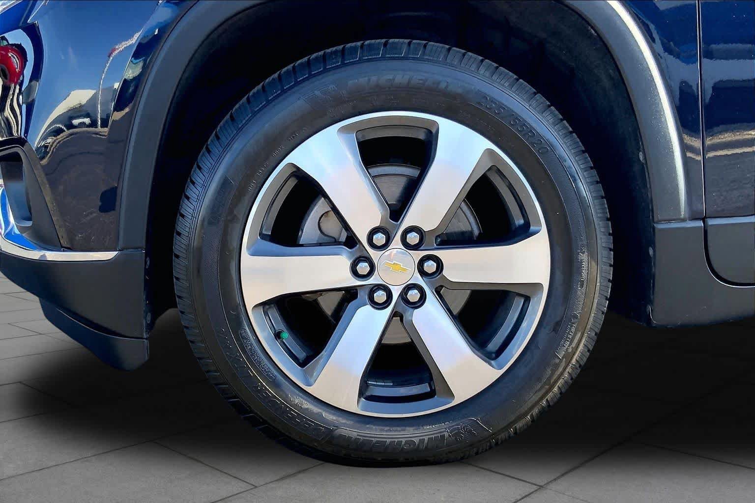 Used 2020 Chevrolet Traverse LT w/ LT Premium Package FWD image 11