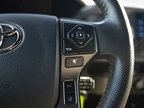 Used 2018 Toyota Tacoma TRD Sport image 7