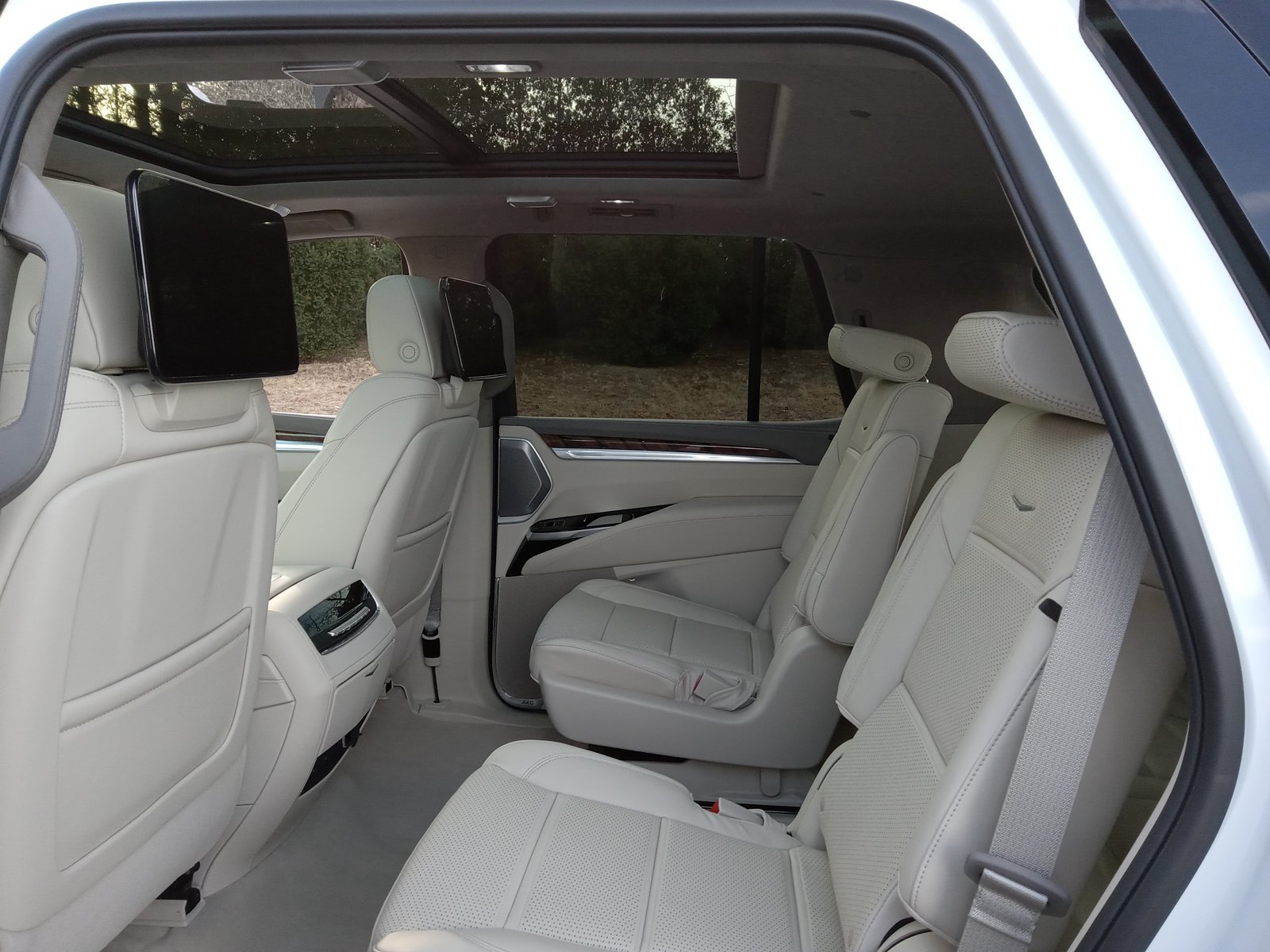 Certified 2026 Cadillac Escalade Platinum Sport w/ LPO, ONYX Package AWD/4WD image 24