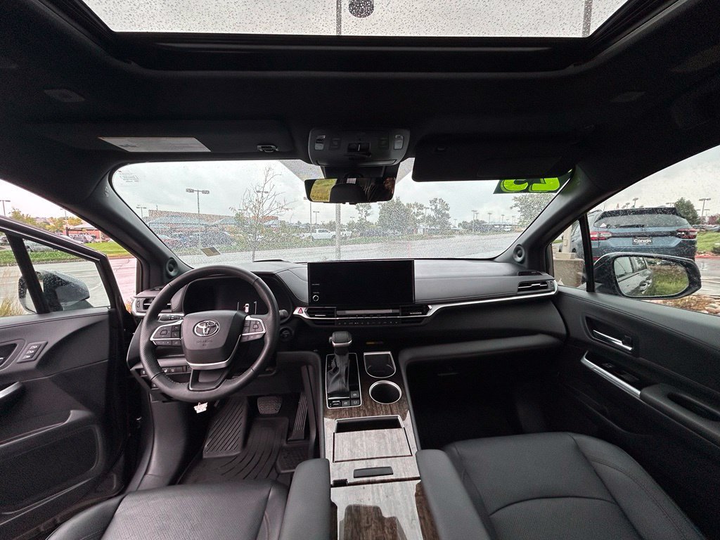 Used 2025 Toyota Sienna Platinum AWD/4WD image 11