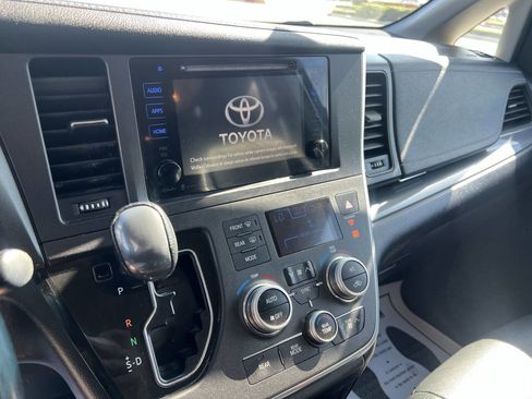 Used 2015 Toyota Sienna SE Premium image 34