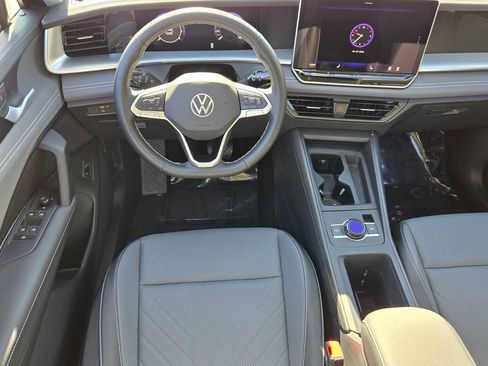 Certified 2025 Volkswagen Tiguan SE w/ Panoramic Sunroof Package AWD/4WD image 13