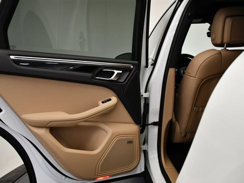 Certified 2026 Porsche Macan AWD/4WD image 42