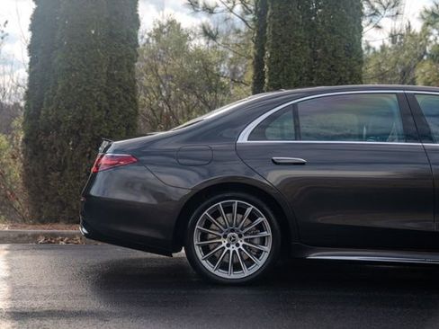 Used 2022 Mercedes-Benz S 500 4MATIC w/ AMG Line Package image 11