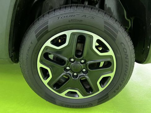 Used 2017 Jeep Renegade Trailhawk AWD/4WD image 16