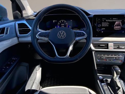 Certified 2025 Volkswagen Taos SE image 5