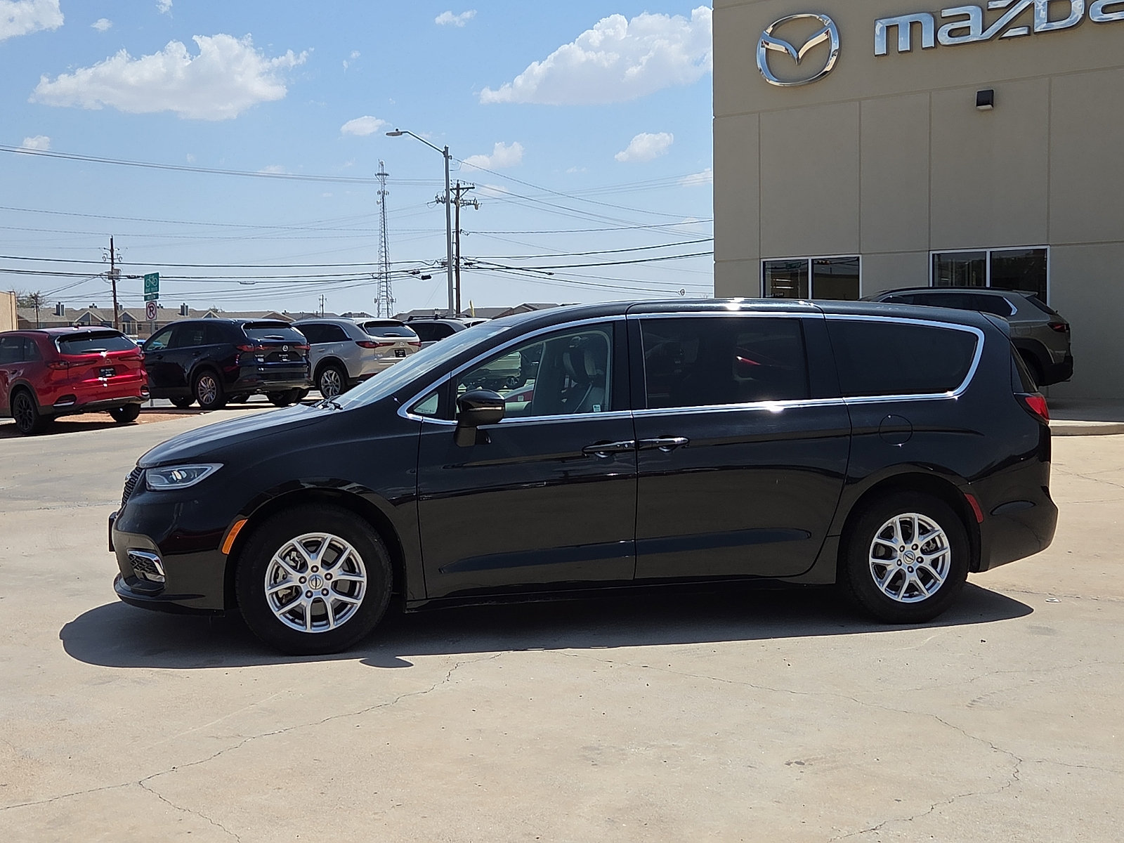 Used 2023 Chrysler Pacifica Touring-L FWD image 3