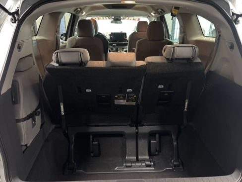 Used 2024 Toyota Sienna LE FWD image 5