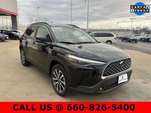Used 2025 Toyota Corolla Cross XLE image 3