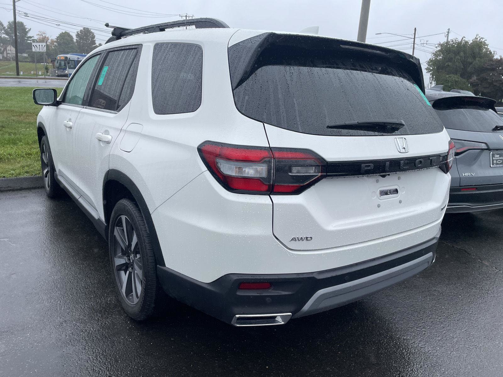 Used 2023 Honda Pilot Touring image 3