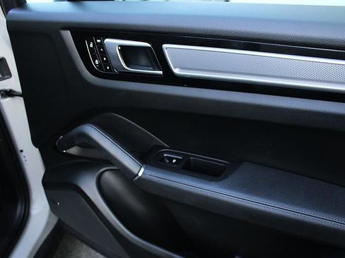 Used 2022 Porsche Cayenne Platinum Edition image 25