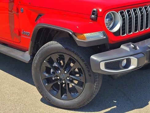 Used 2025 Jeep Wrangler Unlimited Sahara AWD/4WD image 9