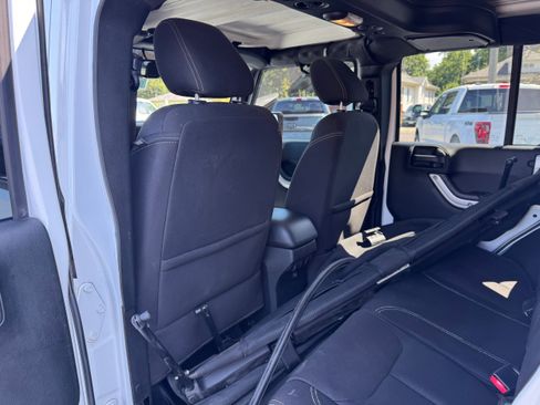 Used 2018 Jeep Wrangler Unlimited Rubicon w/ Cold Weather Group image 12