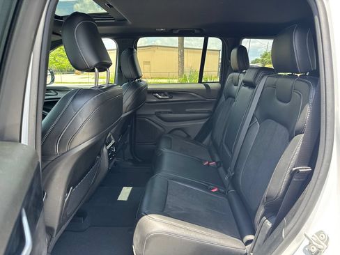Used 2023 Jeep Grand Cherokee Altitude AWD/4WD image 14