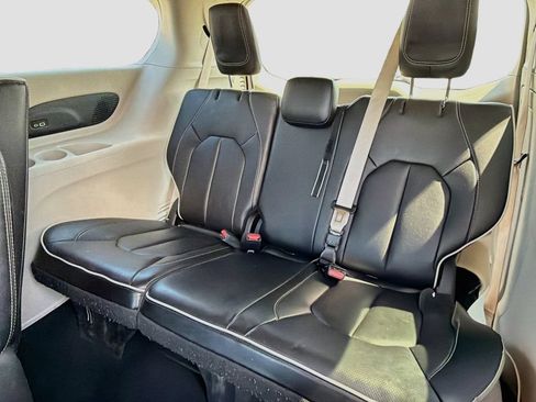Used 2023 Chrysler Pacifica Limited FWD image 12