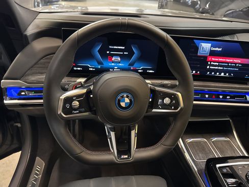 Used 2025 BMW i7 M70 image 12