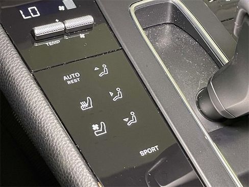 Used 2024 Porsche Macan image 35