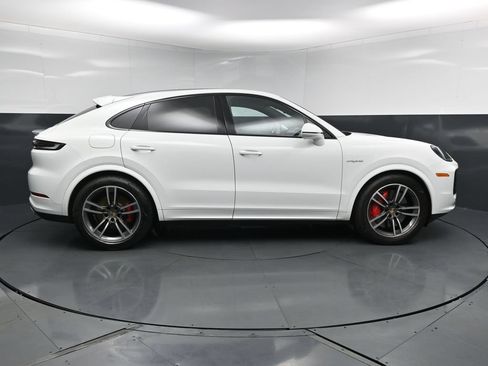 Used 2024 Porsche Cayenne Turbo AWD/4WD image 12