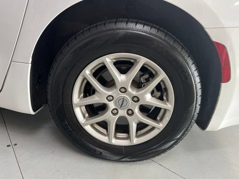 Used 2024 Chrysler Pacifica Touring-L FWD image 15