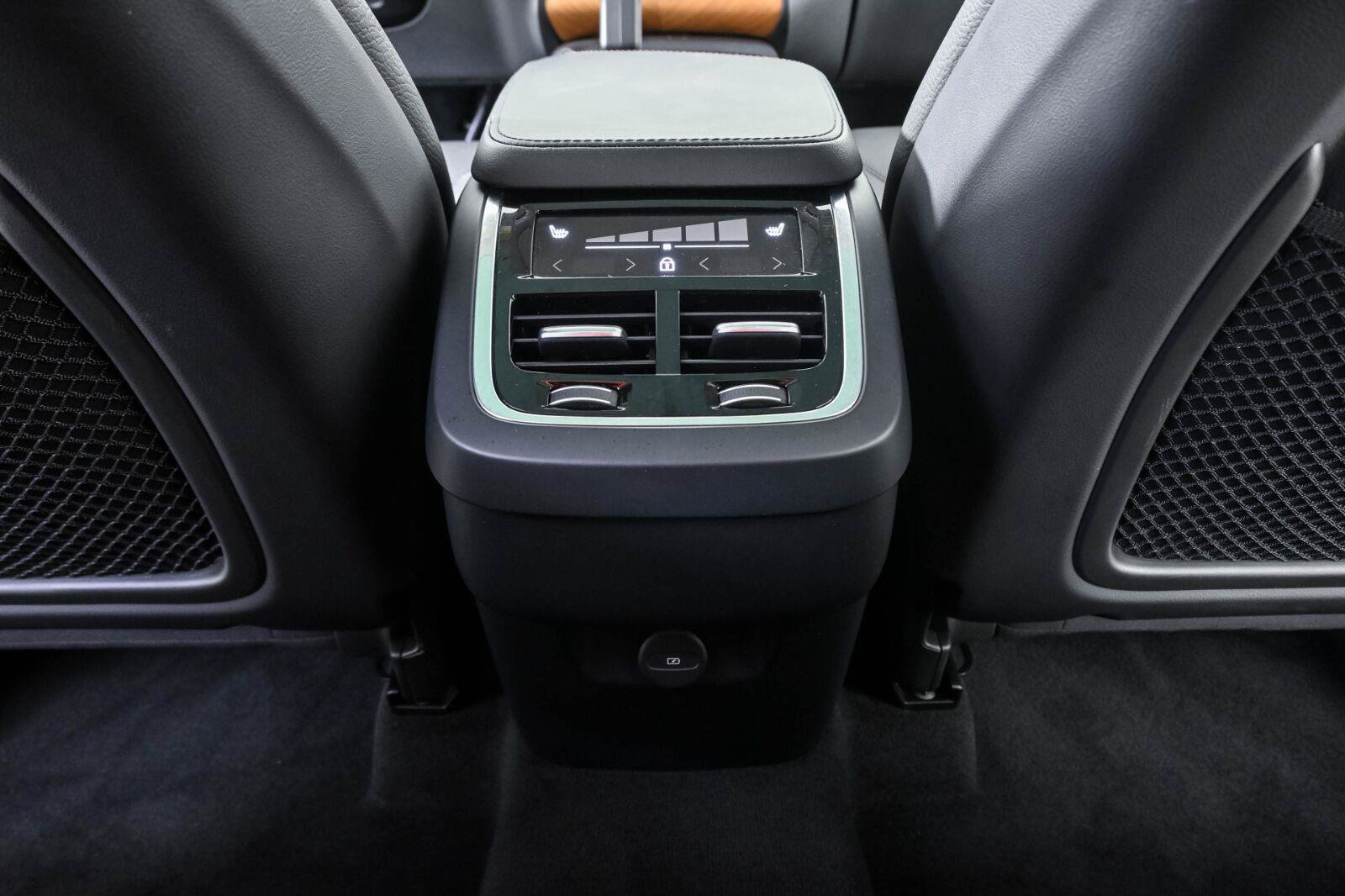 Certified 2024 Volvo XC90 B5 Plus AWD/4WD image 18