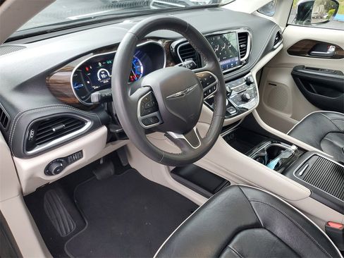 Used 2022 Chrysler Pacifica Limited image 21
