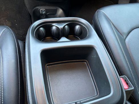 Used 2025 Chrysler Pacifica Select image 43