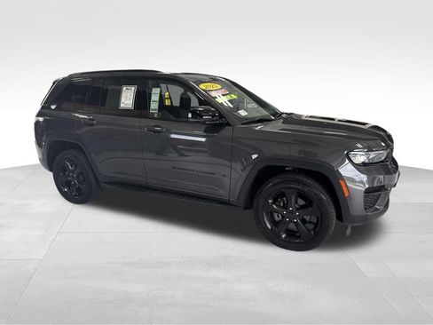 Used 2025 Jeep Grand Cherokee Altitude AWD/4WD image 5