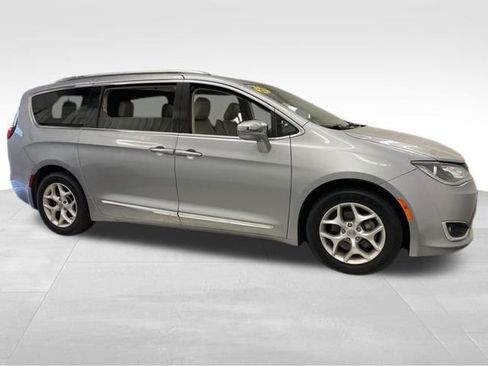 Used 2020 Chrysler Pacifica Limited image 9