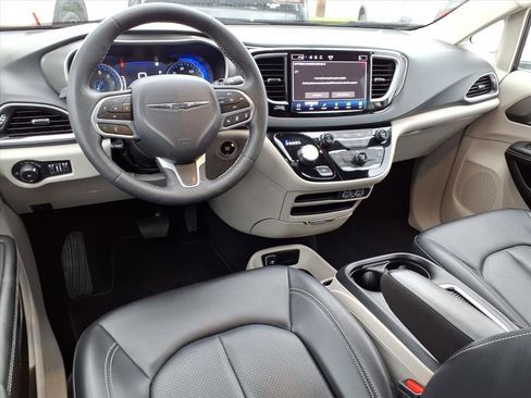 Used 2023 Chrysler Pacifica Touring-L image 6