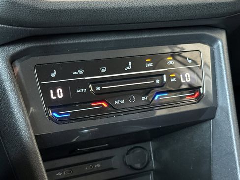 Used 2024 Volkswagen Tiguan SE image 21