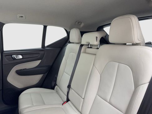 Used 2019 Volvo XC40 T4 Momentum image 38