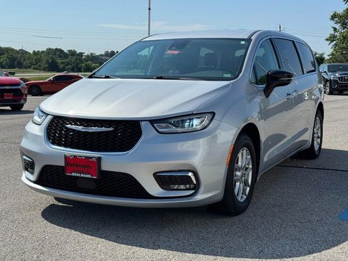 Used 2024 Chrysler Pacifica Touring-L FWD image 11